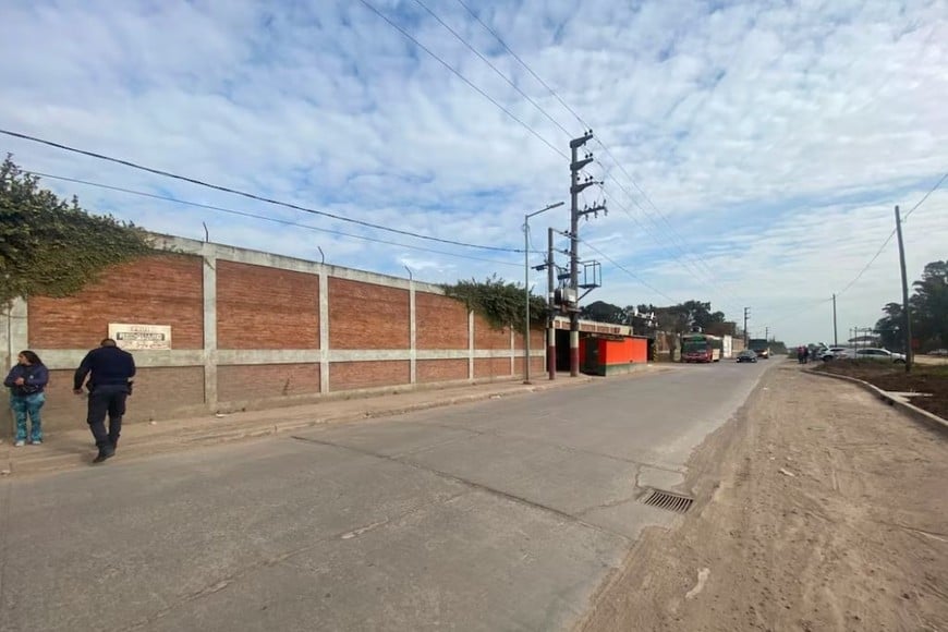 El cuerpo sin vida fue localizado por un empleado de la Empresa 216 de colectivos, quien advirtió la presencia de un hombre tendido sobre la vereda en posición feta en este lugar.