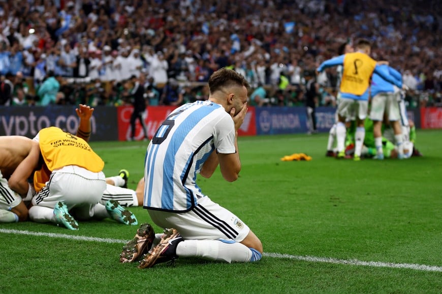 Soccer Football - FIFA World Cup Qatar 2022 - Final - Argentina v France - Lusail Stadium, Lusail, Qatar - December 18, 2022 
Argentina's German Pezzella celebrates winning the World Cup REUTERS/Hannah Mckay