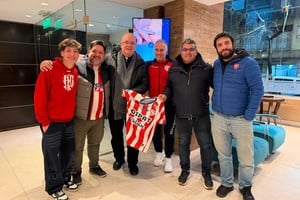 El Padre Giobando, a la derecha de Madelón, junto a integrantes de la filial marplatense Emanuel Brítez