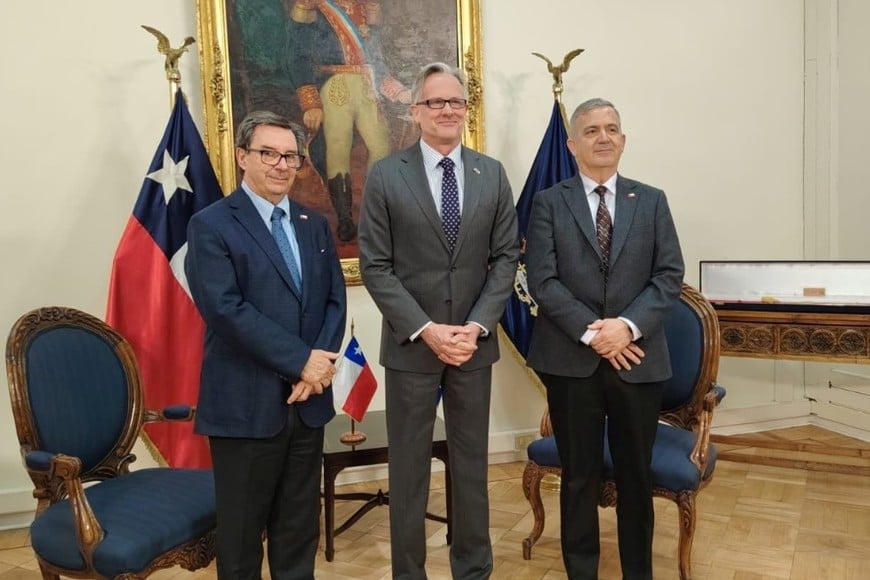 El embajador de Reino Unido en Chile, David Concar, recibido por funcionarios chilenos. Crédito: Ministerio de Defensa de Chile
