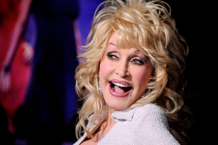 FILE PHOTO: Actress and singer Dolly Parton arrives at the Hollywood premiere of "Joyful Noise" in Los Angeles, California January 9, 2012. REUTERS/Gus Ruelas (UNITED STATES - Tags: ENTERTAINMENT HEADSHOT PROFILE)/File Photo