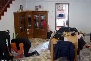 Tres delincuentes encapuchados sorprendieron a una pareja cuando guardaba su camioneta.