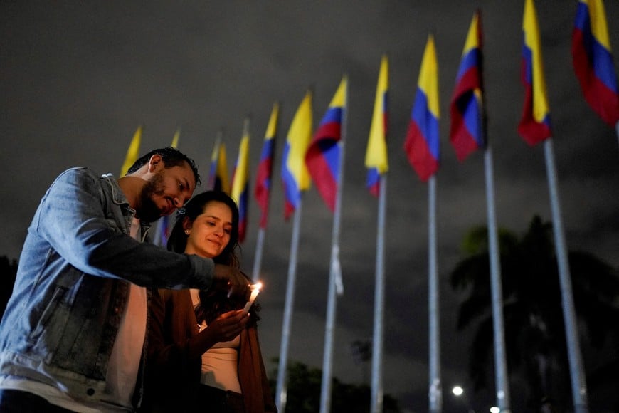 People attend a candlelight vigil in memory of the victims of the August 10 earthquake, in Cali, Colombia, August 17, 2026. REUTERS/Sergio Acero     TPX IMAGES OF THE DAY