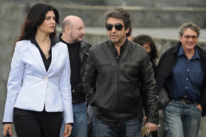Argentinian actors Ricardo Darin (C) and Soledad Villamil (L) arrive for a photocall to promote "El Secreto de Sus Ojos" (The secret of your eyes) on the third day of the 57th San Sebastian Film Festival September 20, 2009. The Argentinian-Spanish feature film about love, death and friendship is part of the festival's official jury selection. REUTERS/Vincent West (SPAIN ENTERTAINMENT SOCIETY) españa san sebastian soledad villamil ricardo darin elenco de la pelicula el secreto de sus ojos 57 edicion del festival internacional de cine de san sebastian