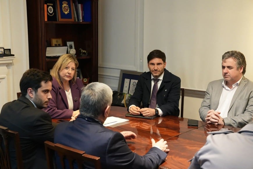 Monteoliva recibió al gobernador santafesino Maximiliano Pullaro quien asistió acompañado, entre otros, por su ministro de Seguridad, Cococcioni. Crédito: Ministerio de Seguridad