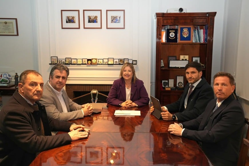 Monteoliva recibió al gobernador santafesino Maximiliano Pullaro quien asistió acompañado, entre otros, por su ministro de Seguridad, Cococcioni. Crédito: Ministerio de Seguridad