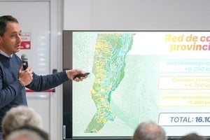 La red de canales de la provincia es muy extensa y abarca todo el territorio, como marca el secretario de Recursos Hídricos, Nicolás Mijich en la fotografía. Crédito: El Litoral