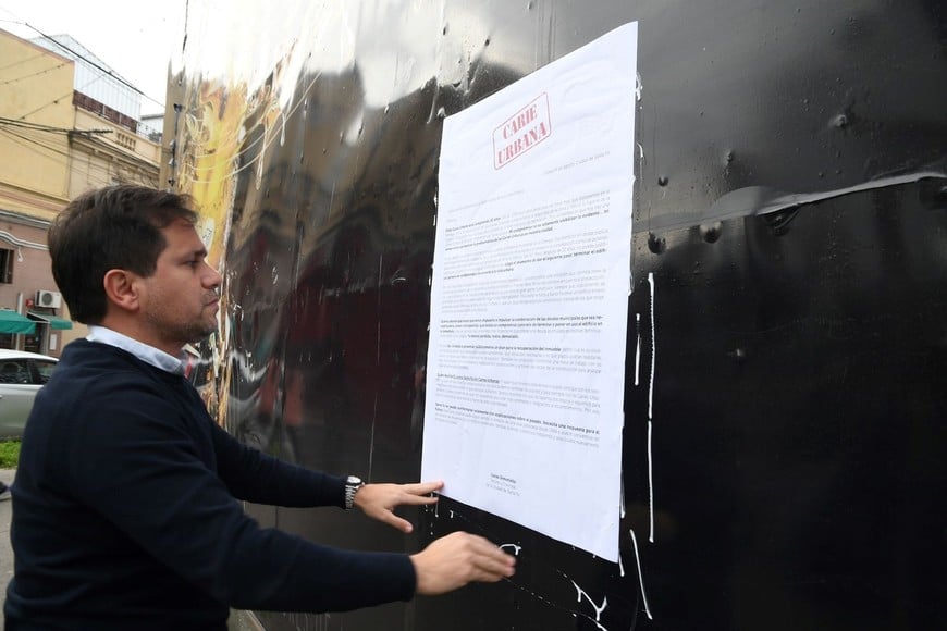 Fue el propio concejal quien pegó los carteles con la carta abierta. Foto: Manuel Fabatía