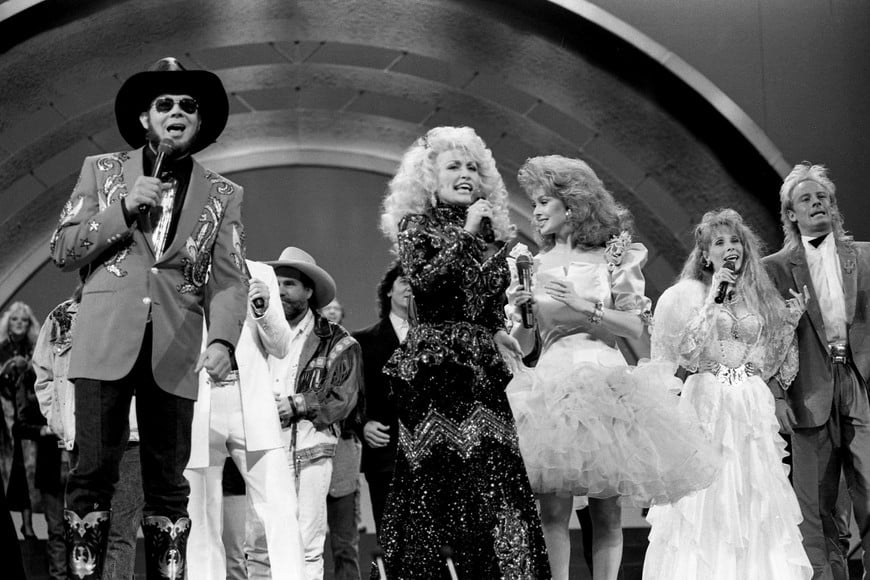 Host Dolly Parton has the other stars join her during her hand-clapping country anthem to starts the 22nd annual CMA Awards show at the Grand Ole Opry House in Nashville, Tennessee, U.S. October 10, 1988. Callie Shell/USA Today Network via REUTERS.
NO RESALES. NO ARCHIVES. THIS IMAGE HAS BEEN SUPPLIED BY A THIRD PARTY