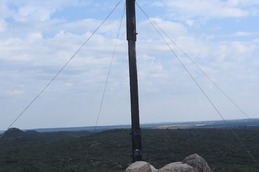 Una cruz en el camino, todo un símbolo. El padre Aurelio Kühn, a pesar de tantos kilómetros recorridos y lugares visitados junto a Cristo, nunca deja de volver a su pueblo, a su casa.