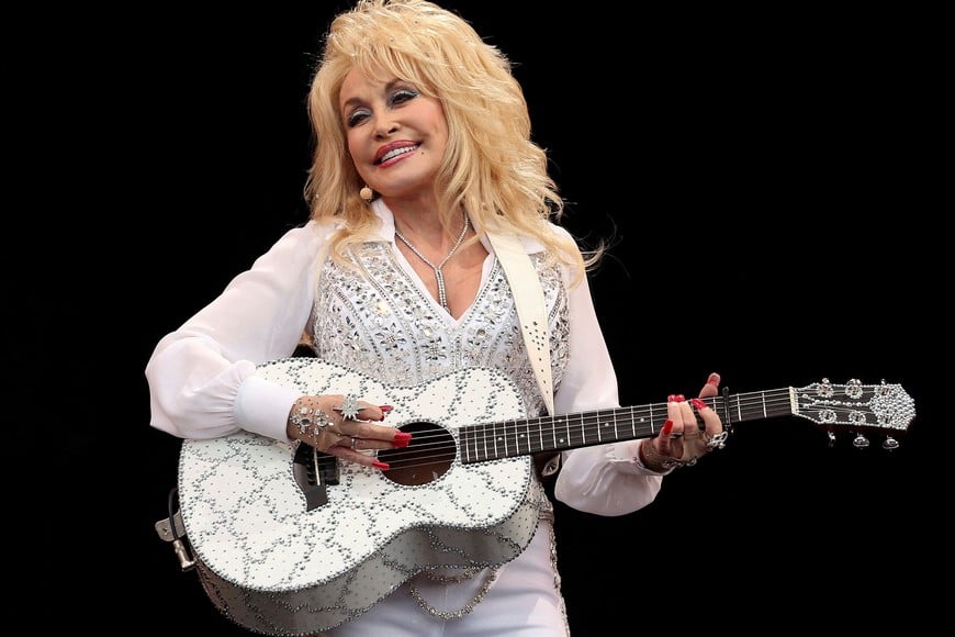 FILE PHOTO: American country music star Dolly Parton performs on the Pyramid Stage at Worthy Farm in Somerset, during the Glastonbury Festival June 29, 2014. REUTERS/Cathal McNaughton (BRITAIN - Tags: ENTERTAINMENT SOCIETY TPX IMAGES OF THE DAY)/File Photo