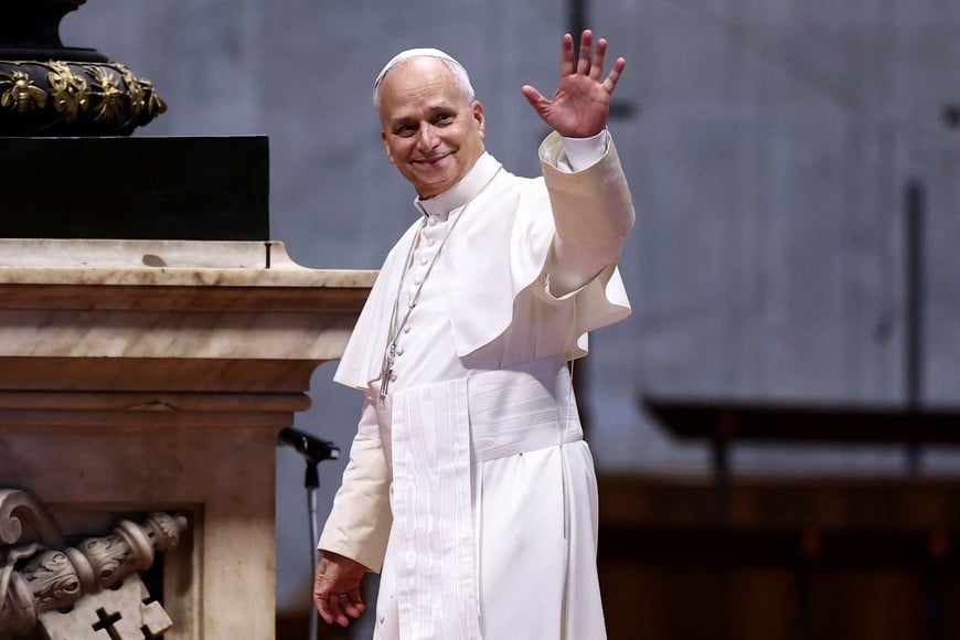 Pope Leo gestures as he arrives to hold the weekly general audience in St. Peter's Basilica at the Vatican, August 26, 2026. REUTERS/Guglielmo Mangiapane