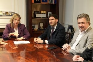 Monteoliva recibió al gobernador santafesino Maximiliano Pullaro quien asistió acompañado, entre otros, por su ministro de Seguridad, Cococcioni. Crédito: Ministerio de Seguridad