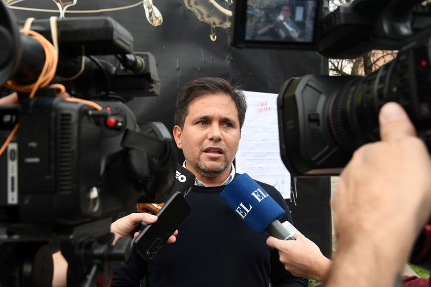 El concejal Simoniello, en diálogo con la prensa de Santa Fe. Foto: Manuel Fabatía