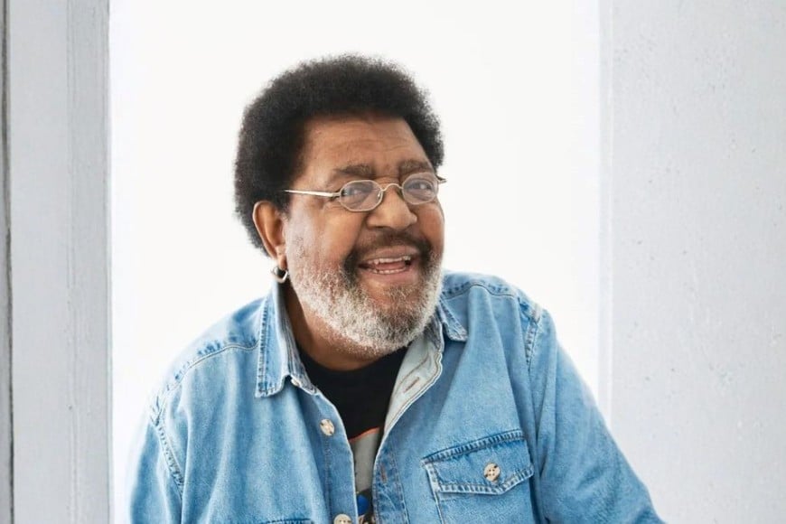 Nacido en Montevideo el 16 de julio de 1943, el “Negro” Rada construyó un recorrido musical superior a los 60 años en el cual redefinió el panorama sonoro rioplatense.