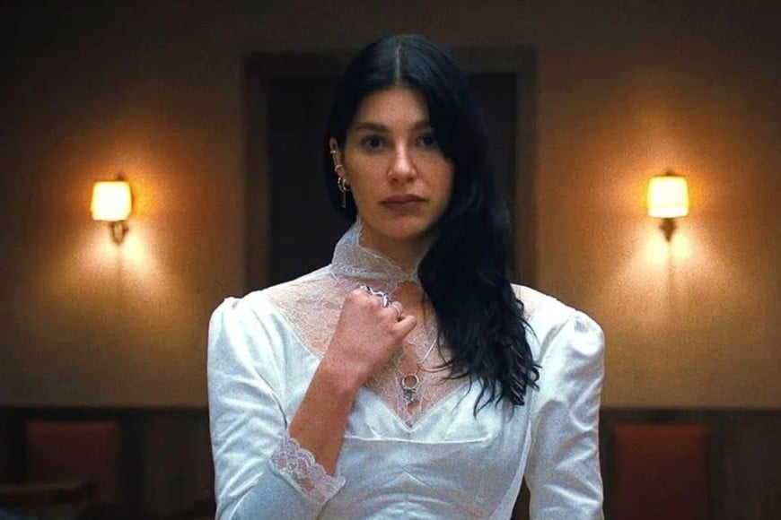 Camila Morrone como Rachel en la miniserie “Algo terrible está a punto de suceder” (“Something Very Bad Is Going to Happen”).