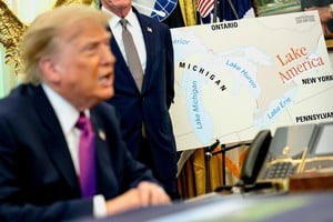 En la Oficina Oval, Trump renombra el lago Ontario a "lago América" en una orden ejecutiva que intensifica la disputa comercial con Canadá. Foto: REUTERS / Evan Vucci.