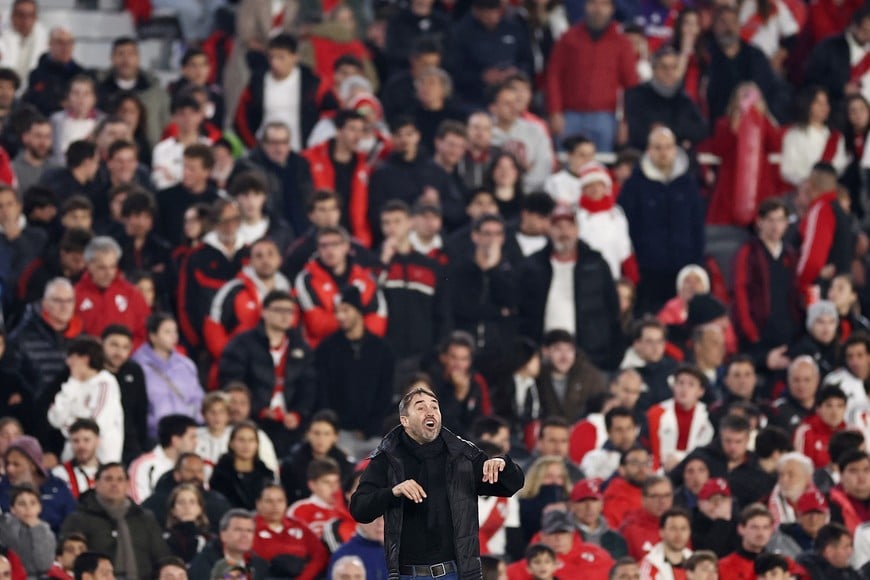Soccer Football - Copa Sudamericana - Round of 16 - Second Leg - River Plate v Santa Fe - Estadio Mas Monumental, Buenos Aires, Argentina - August 26, 2026
River Plate coach Eduardo Coudet gives instructions to his players during the match REUTERS/Agustin Marcarian