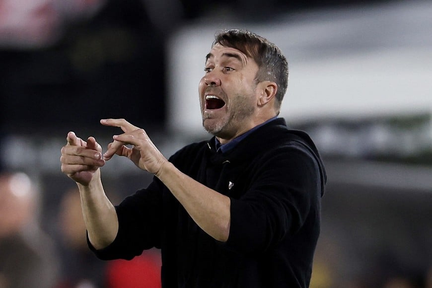 Soccer Football - Copa Sudamericana - Round of 16 - First Leg - Santa Fe v River Plate - Estadio Nemesio Camacho El Campin, Bogota, Colombia - August 19, 2026
River Plate coach Eduardo German Coudet gives instructions to his players during the match REUTERS/Luisa Gonzalez