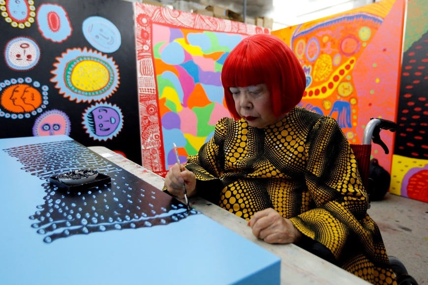 FILE PHOTO: Japanese avant-garde artist Yayoi Kusama works on a creation at her studio in Tokyo, Japan September 26, 2017. REUTERS/Toru Hanai/File Photo