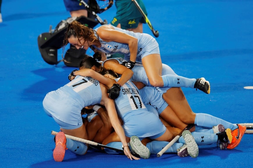 Paris 2024 Olympics - Hockey - Women's Pool B - Argentina vs Australia - Yves-du-Manoir Stadium, Colombes, France - August 01, 2024.
Agustina Albertarrio of Argentina and Rocio Sanchez Moccia of Argentina celebrate with teammates their third goal. REUTERS/Adnan Abidi