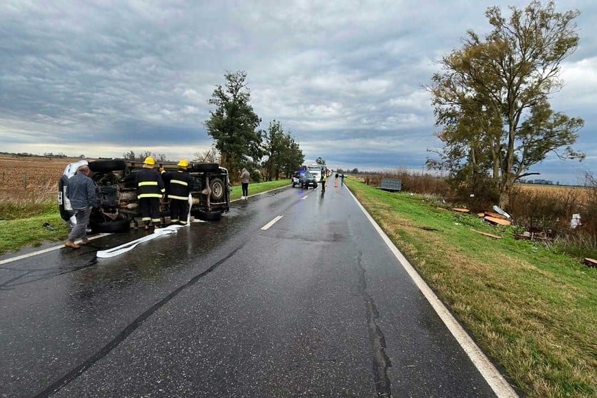 Un camioneta que llevaba ataúdes volcó producto del temporal.