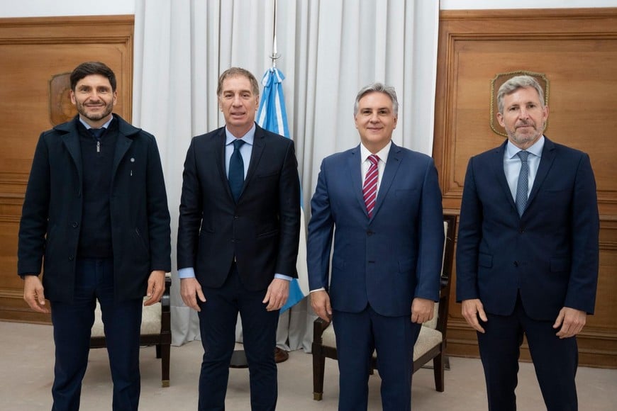 Pullaro, Llaryora y Frigerio junto a Santilli durante el encuentro en la Casa Rosada.
