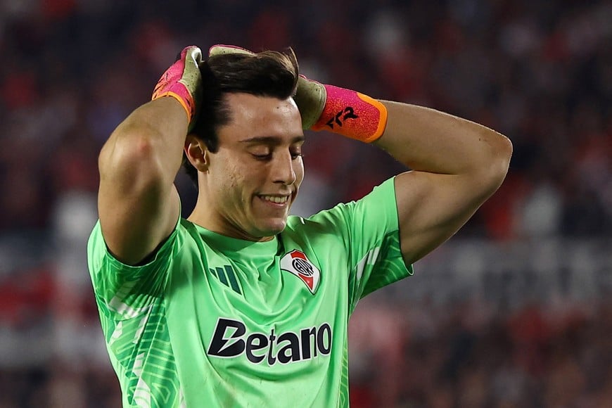 Soccer Football - Copa Sudamericana - Round of 16 - Second Leg - River Plate v Santa Fe - Estadio Mas Monumental, Buenos Aires, Argentina - August 26, 2026
River Plate's goalkeeper Santiago Beltran misses a penalty during a penalty shootout REUTERS/Agustin Marcarian