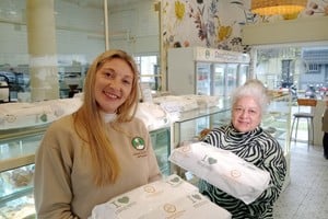 Franco Colella entregó 200 pirulines al comedor de Loyola Sur.