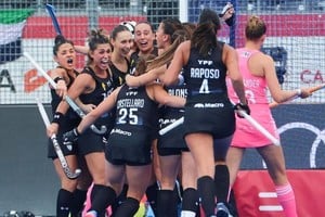 Las Leonas festejan el triunfo ante Australia que las depositó en la final del Mundial.