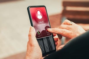 Una llamada que anuncia un supuesto problema con una cuenta bancaria