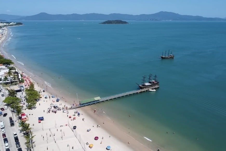 La playa de Canasvieiras, una de las convocantes de Florianópolis.