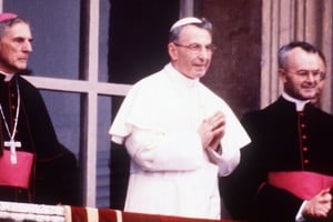 Luciani saluda como Juan Pablo I. Foto: Archivo