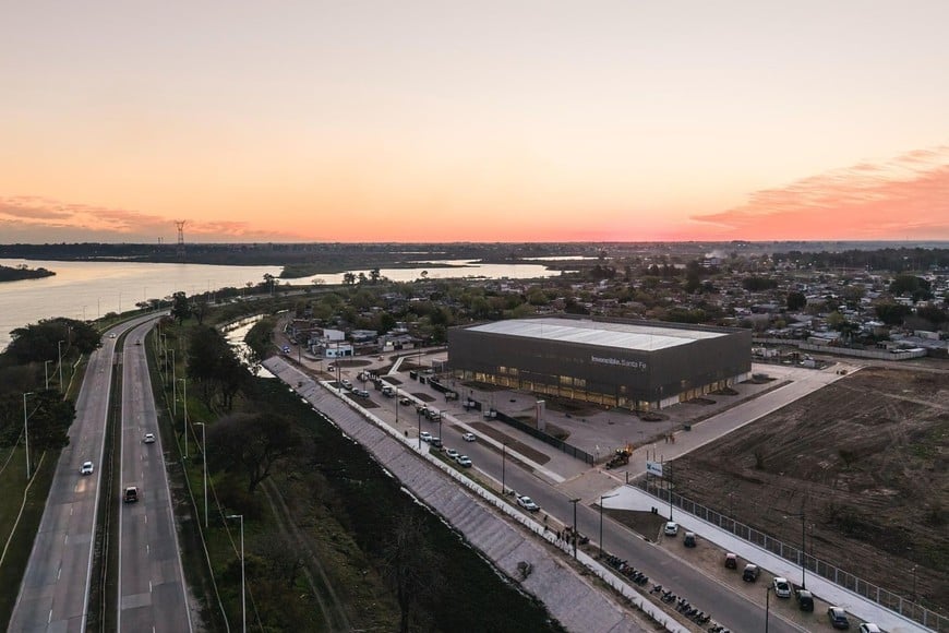 El gobernador Maximiliano Pullaro, el intendente Juan Pablo Poletti y el senador por La Capital, Julio “Paco” Garibaldi, anunciaron la realización del primer kilómetro de la futura Costanera del Salado.