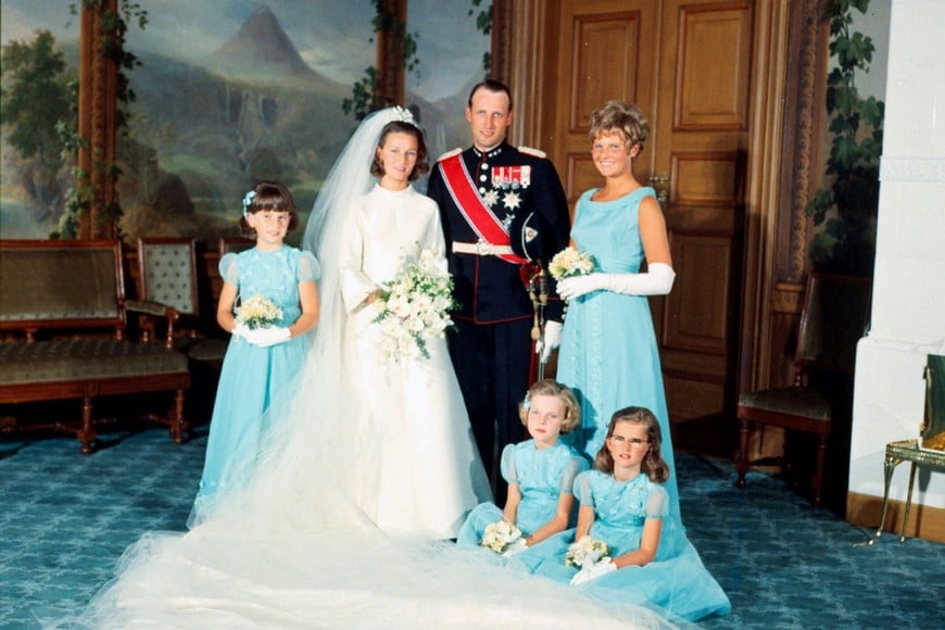 Norway's Crown Prince Harald and Sonja Haraldsen are photographed with bridesmaids, Ian Henriksen (right), Anita Henriksen, Lis Haraldsen and Ingeborg Lorentzen, in the Bird Room at the Palace, after their wedding, in Oslo, Norway, August 29, 1968. NTB/Arild Hordnes via REUTERS ATTENTION EDITORS - THIS IMAGE WAS PROVIDED BY A THIRD PARTY. NORWAY OUT. NO COMMERCIAL OR EDITORIAL SALES IN NORWAY.