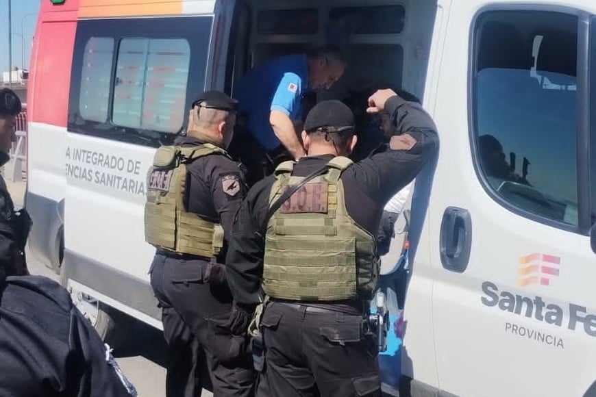 Interrumpieron el tránsito en el Puente Colgante por una persona trepada a la estructura