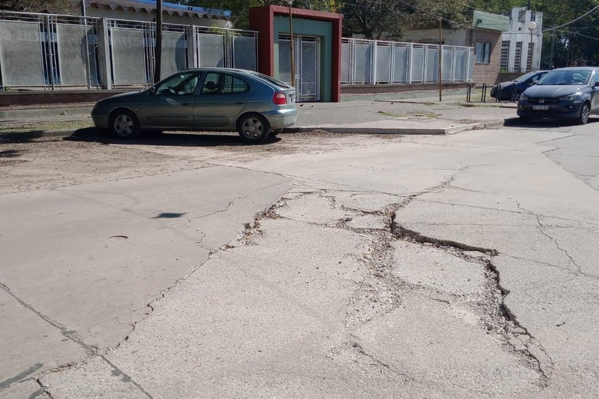Los vecinos señalaron el riesgo que representa el estado de la calle.