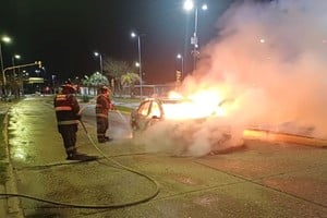 El vehículo estaba estacionado cuando comenzó a arder. Foto: Gentileza