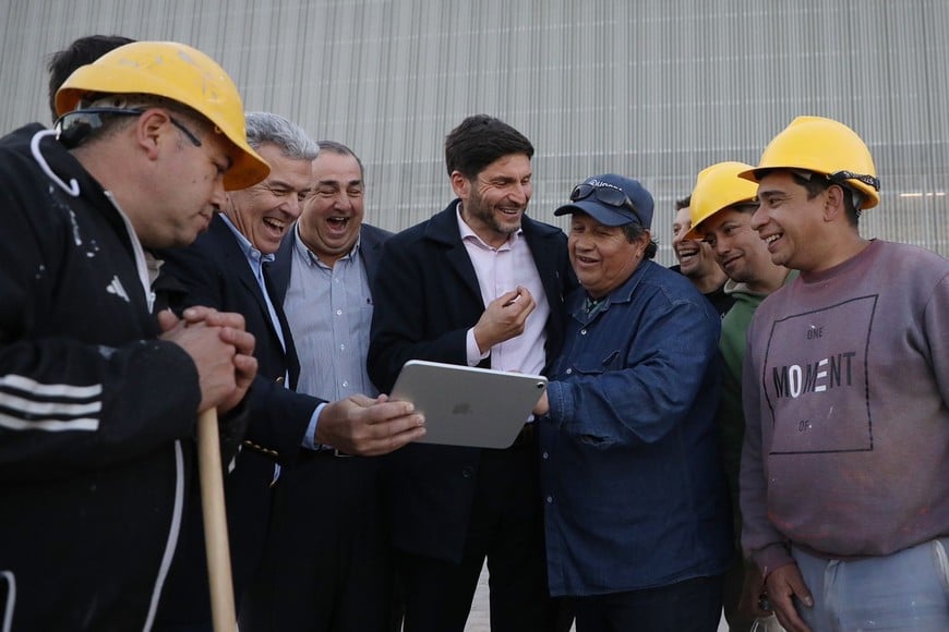 El gobernador Maximiliano Pullaro, el intendente Juan Pablo Poletti y el senador por La Capital, Julio “Paco” Garibaldi, anunciaron la realización del primer kilómetro de la futura Costanera del Salado.