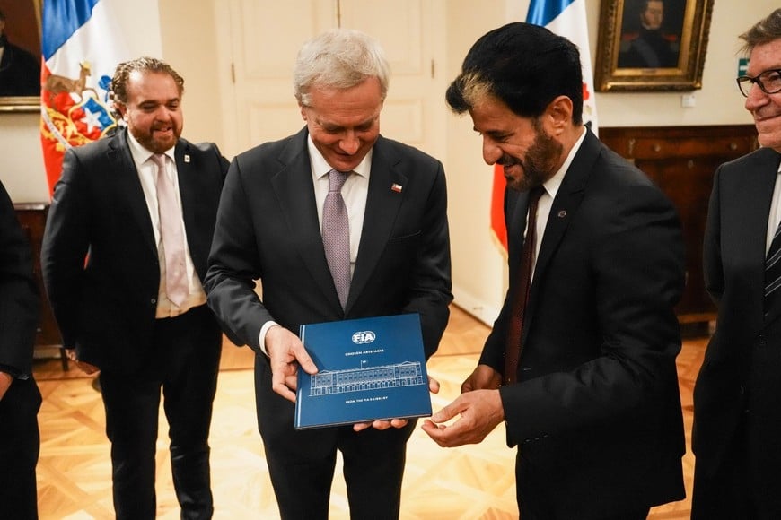 Mohammed Ben Sulayem, presidente de la FIA, junto al mandatario chileno José Antonio Kast durante la reunión que mantuvieron en Santiago antes de su paso por el Rally del Paraguay y de su llegada a Buenos Aires para encabezar el Congreso Americano.
