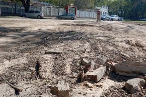 El sector frente a la escuela Avellaneda presenta grietas y un pozo.