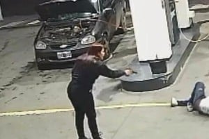 El delincuente recibió un disparo y cayó herido en el lugar.