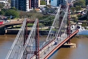 El tránsito fue interrumpido en ambos sentidos sobre el Puente Colgante de Santa Fe.