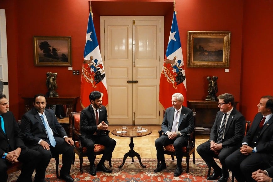 Mohammed Ben Sulayem, presidente de la FIA, junto al mandatario chileno José Antonio Kast durante la reunión que mantuvieron en Santiago antes de su paso por el Rally del Paraguay y de su llegada a Buenos Aires para encabezar el Congreso Americano.