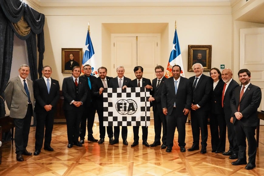 Mohammed Ben Sulayem, presidente de la FIA, junto al mandatario chileno José Antonio Kast durante la reunión que mantuvieron en Santiago antes de su paso por el Rally del Paraguay y de su llegada a Buenos Aires para encabezar el Congreso Americano.