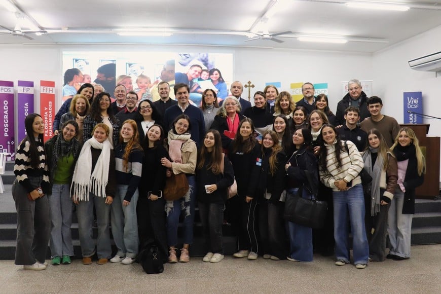 Los expositores junto a docentes y estudiantes que participaron de la jornada. Foto: Gentileza UCSF.