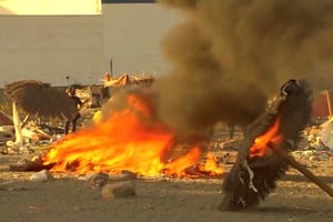 Residentes de Ceuta destruyen un campamento de migrantes junto a la playa Créditos: Reuters