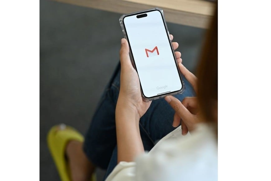 El usuario puede elegir hasta diez personas para recibir información y seleccionar qué tipos de datos compartir.