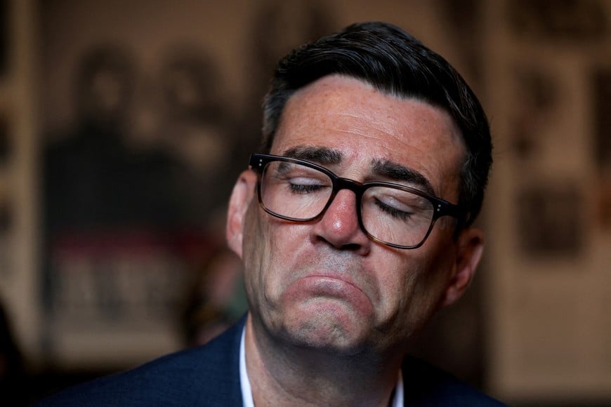 Britain's Prime Minister Andy Burnham reacts as he meets with the youth during a visit to Northern Ireland as he tours the country to discuss the cost of living, at The Oh Yeah centre in Belfast, Northern Ireland, August 27, 2026. REUTERS/Cathal McNaughton/Pool TPX IMAGES OF THE DAY
