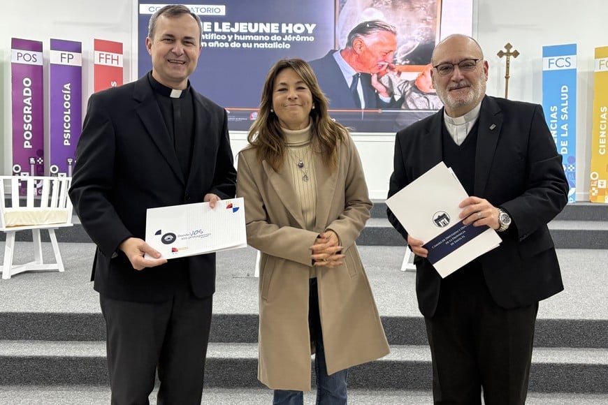 P. Sergio Götte (Instituto de Bioética UCSF), concejal María del Carmen Luengo y P. José Luis Ayala (vicerrector de Formación UCSF). Foto: Gentileza UCSF.